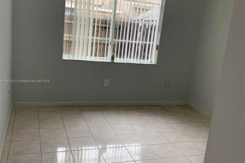 Touwnhouse à louer à Hialeah, Floride: 1 chambre, 186.73 m2 № 1983456 - photo 4