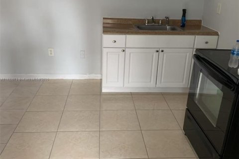 Touwnhouse à louer à Hialeah, Floride: 1 chambre, 186.73 m2 № 1983456 - photo 3