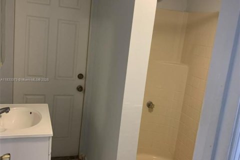 Touwnhouse à louer à Hialeah, Floride: 1 chambre, 186.73 m2 № 1983456 - photo 6