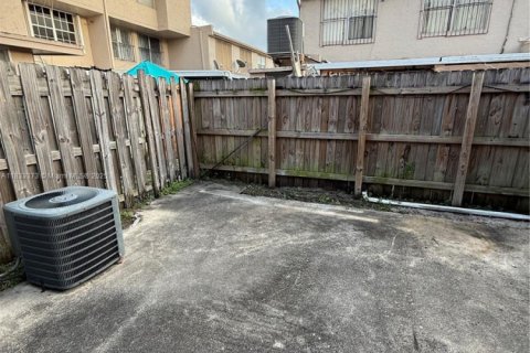 Touwnhouse à louer à Hialeah, Floride: 1 chambre, 186.73 m2 № 1983456 - photo 8