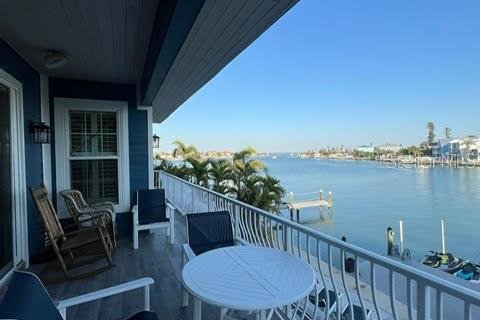 House in Madeira Beach, Florida 4 bedrooms, 260.5 sq.m. № 1911464 - photo 13