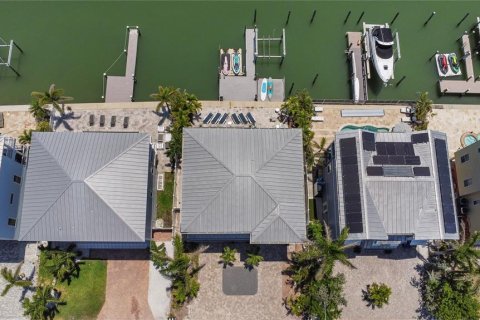 House in Madeira Beach, Florida 4 bedrooms, 260.5 sq.m. № 1911464 - photo 3