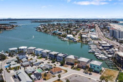 House in Madeira Beach, Florida 4 bedrooms, 260.5 sq.m. № 1911464 - photo 4