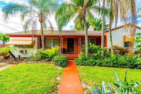 Снять в аренду виллу или дом в Майами, Флорида 5 спален, 263.01м2, № 1991305 - фото 2