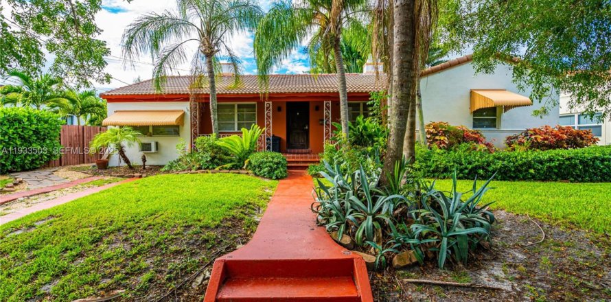 Дом в Майами, Флорида 5 спален, 263.01м2 № 1991305