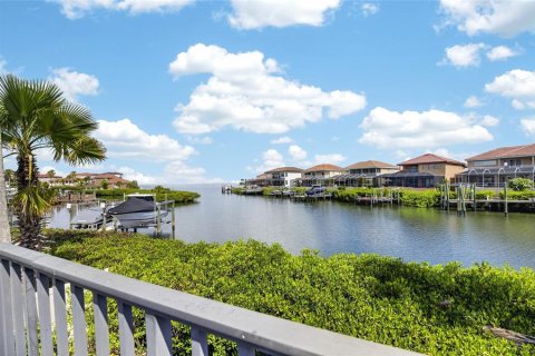 House in Apollo Beach, Florida 4 bedrooms, 386.38 sq.m. № 2195856 - photo 11
