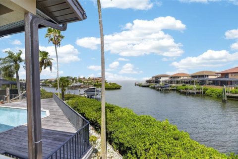 House in Apollo Beach, Florida 4 bedrooms, 386.38 sq.m. № 2195856 - photo 14