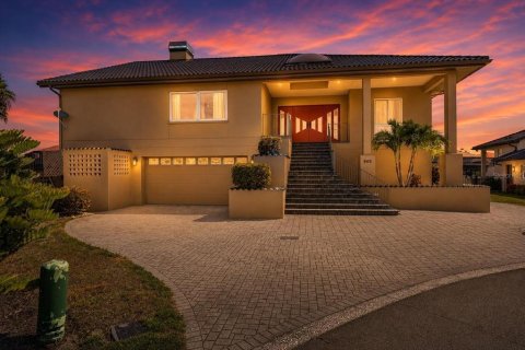 House in Apollo Beach, Florida 4 bedrooms, 386.38 sq.m. № 2195856 - photo 5