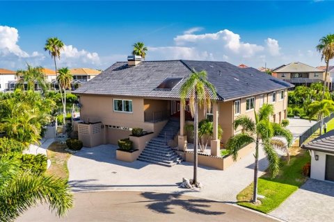 House in Apollo Beach, Florida 4 bedrooms, 386.38 sq.m. № 2195856 - photo 4