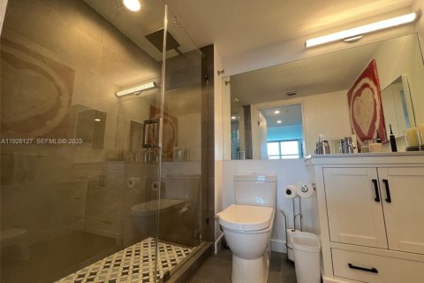 Condo in Miami Beach, Florida, 2 bedrooms  № 2076768 - photo 25