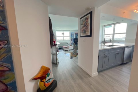 Condo in Miami Beach, Florida, 2 bedrooms  № 2076768 - photo 4