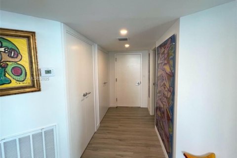 Condo in Miami Beach, Florida, 2 bedrooms  № 2076768 - photo 26