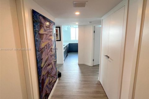 Condo in Miami Beach, Florida, 2 bedrooms  № 2076768 - photo 3