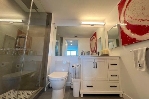 Condo in Miami Beach, Florida, 2 bedrooms  № 2076768 - photo 24