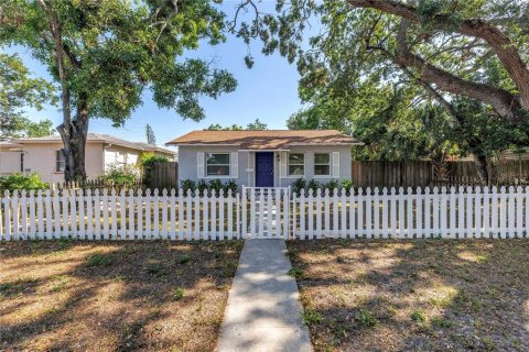 House in Saint Petersburg, Florida 2 bedrooms, 91.42 sq.m. № 1626275 - photo 1