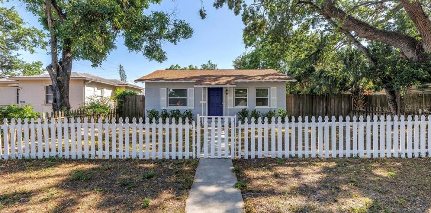 House in Saint Petersburg, Florida 2 bedrooms, 91.42 sq.m. № 1626275