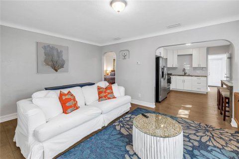 House in Saint Petersburg, Florida 2 bedrooms, 91.42 sq.m. № 1626275 - photo 6
