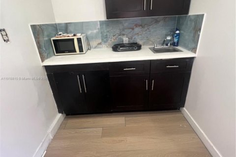 Commercial property in Pembroke Pines, Florida 1 bedroom, 177.35 sq.m. № 1974005 - photo 4
