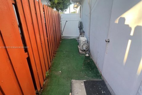 Commercial property in Pembroke Pines, Florida 1 bedroom, 177.35 sq.m. № 1974005 - photo 1