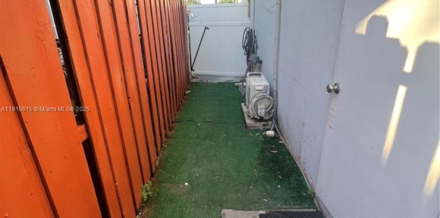 Commercial property in Pembroke Pines, Florida 1 bedroom, 177.35 sq.m. № 1974005