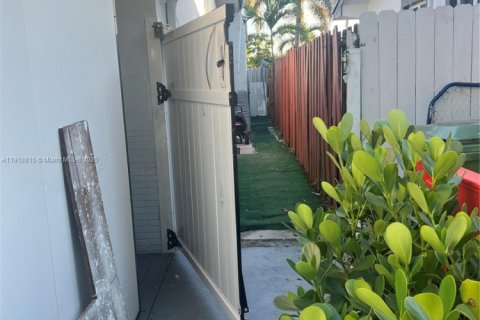 Commercial property in Pembroke Pines, Florida 1 bedroom, 177.35 sq.m. № 1974005 - photo 8