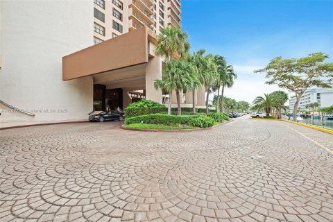 Condominio en venta en Miami, Florida, 3 dormitorios, 215.53 m2 № 1985541 - foto 1