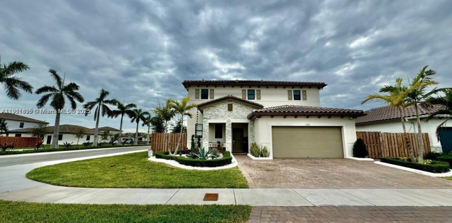 House in Homestead, Florida 5 bedrooms, 276.29 sq.m. № 1968221