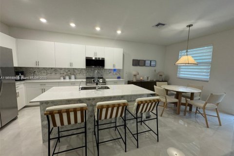 House in Homestead, Florida 5 bedrooms, 276.29 sq.m. № 1968221 - photo 13