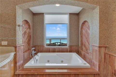 Condominio en venta en Sunny Isles Beach, Florida, 4 dormitorios, 254.18 m2 № 1978113 - foto 30