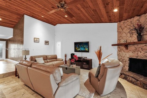 House in Southwest Ranches, Florida 4 bedrooms, 293.76 sq.m. № 2024344 - photo 29