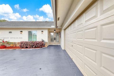 House in Southwest Ranches, Florida 4 bedrooms, 293.76 sq.m. № 2024344 - photo 4