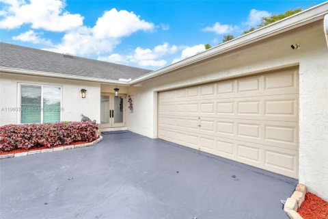 House in Southwest Ranches, Florida 4 bedrooms, 293.76 sq.m. № 2024344 - photo 3