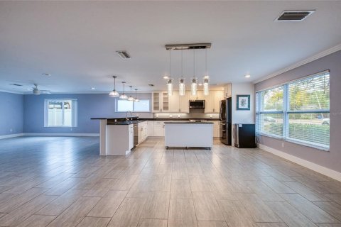 House in Saint Petersburg, Florida 3 bedrooms, 308.99 sq.m. № 2211784 - photo 12