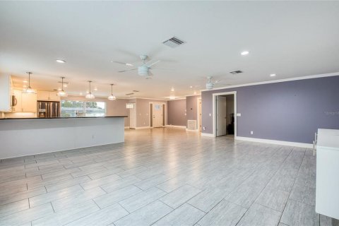 House in Saint Petersburg, Florida 3 bedrooms, 308.99 sq.m. № 2211784 - photo 8