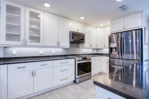 House in Saint Petersburg, Florida 3 bedrooms, 308.99 sq.m. № 2211784 - photo 14