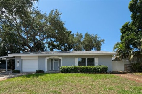 House in Saint Petersburg, Florida 3 bedrooms, 308.99 sq.m. № 2211784 - photo 2