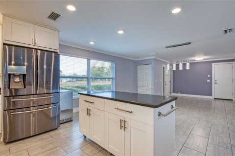House in Saint Petersburg, Florida 3 bedrooms, 308.99 sq.m. № 2211784 - photo 15