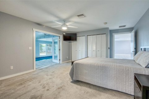 House in Saint Petersburg, Florida 3 bedrooms, 308.99 sq.m. № 2211784 - photo 25