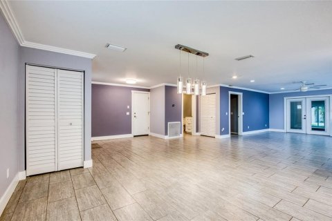 House in Saint Petersburg, Florida 3 bedrooms, 308.99 sq.m. № 2211784 - photo 19