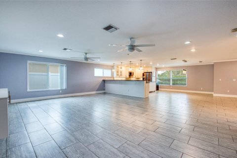 House in Saint Petersburg, Florida 3 bedrooms, 308.99 sq.m. № 2211784 - photo 9