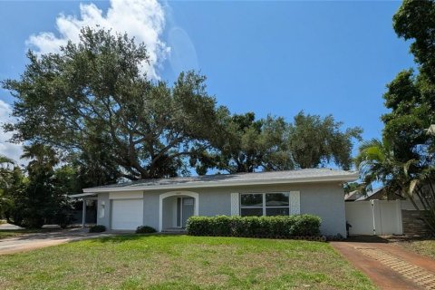 House in Saint Petersburg, Florida 3 bedrooms, 308.99 sq.m. № 2211784 - photo 3