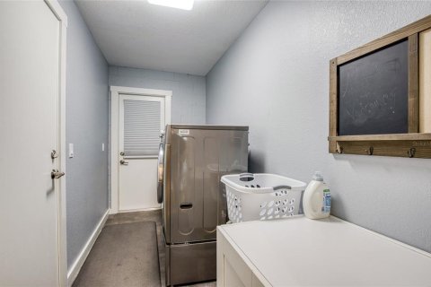 House in Saint Petersburg, Florida 3 bedrooms, 308.99 sq.m. № 2211784 - photo 21