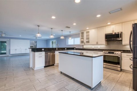 House in Saint Petersburg, Florida 3 bedrooms, 308.99 sq.m. № 2211784 - photo 13