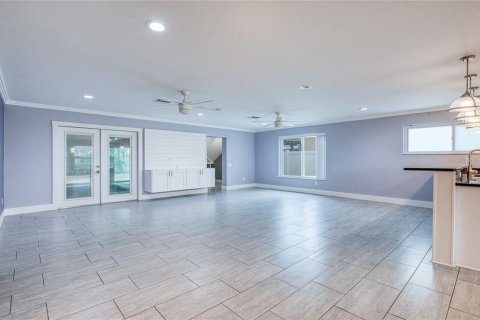 House in Saint Petersburg, Florida 3 bedrooms, 308.99 sq.m. № 2211784 - photo 5