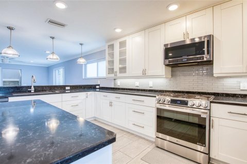 House in Saint Petersburg, Florida 3 bedrooms, 308.99 sq.m. № 2211784 - photo 17