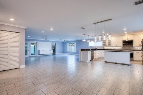 House in Saint Petersburg, Florida 3 bedrooms, 308.99 sq.m. № 2211784 - photo 4