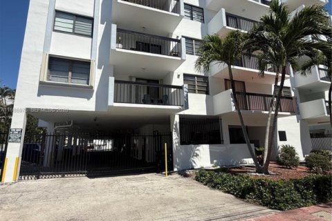 House in Miami Beach, Florida 1 bedroom, 63.73 sq.m. № 2056808
