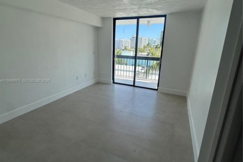 House in Miami Beach, Florida 1 bedroom, 63.73 sq.m. № 2056808 - photo 8