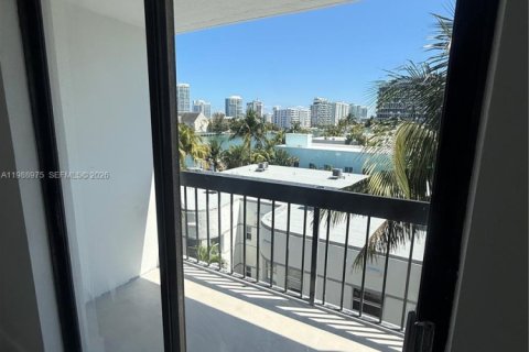 House in Miami Beach, Florida 1 bedroom, 63.73 sq.m. № 2056808 - photo 13