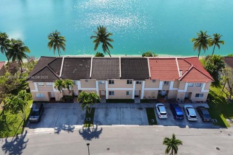 Touwnhouse à vendre à Miami, Floride: 3 chambres, 122.54 m2 № 1641701 - photo 1